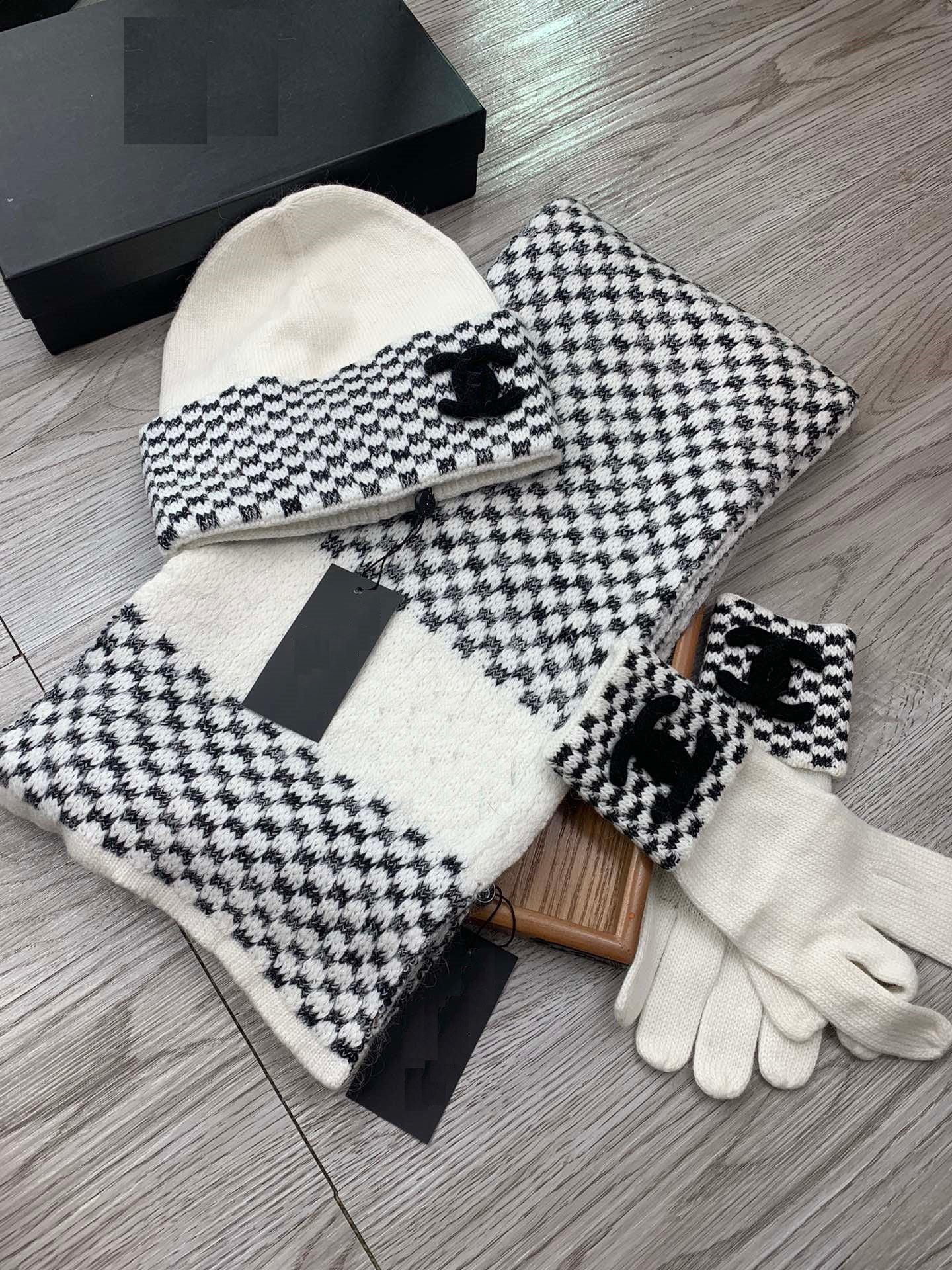 Houndstooth Winter Wool Set: Hat, Scarf & Gloves